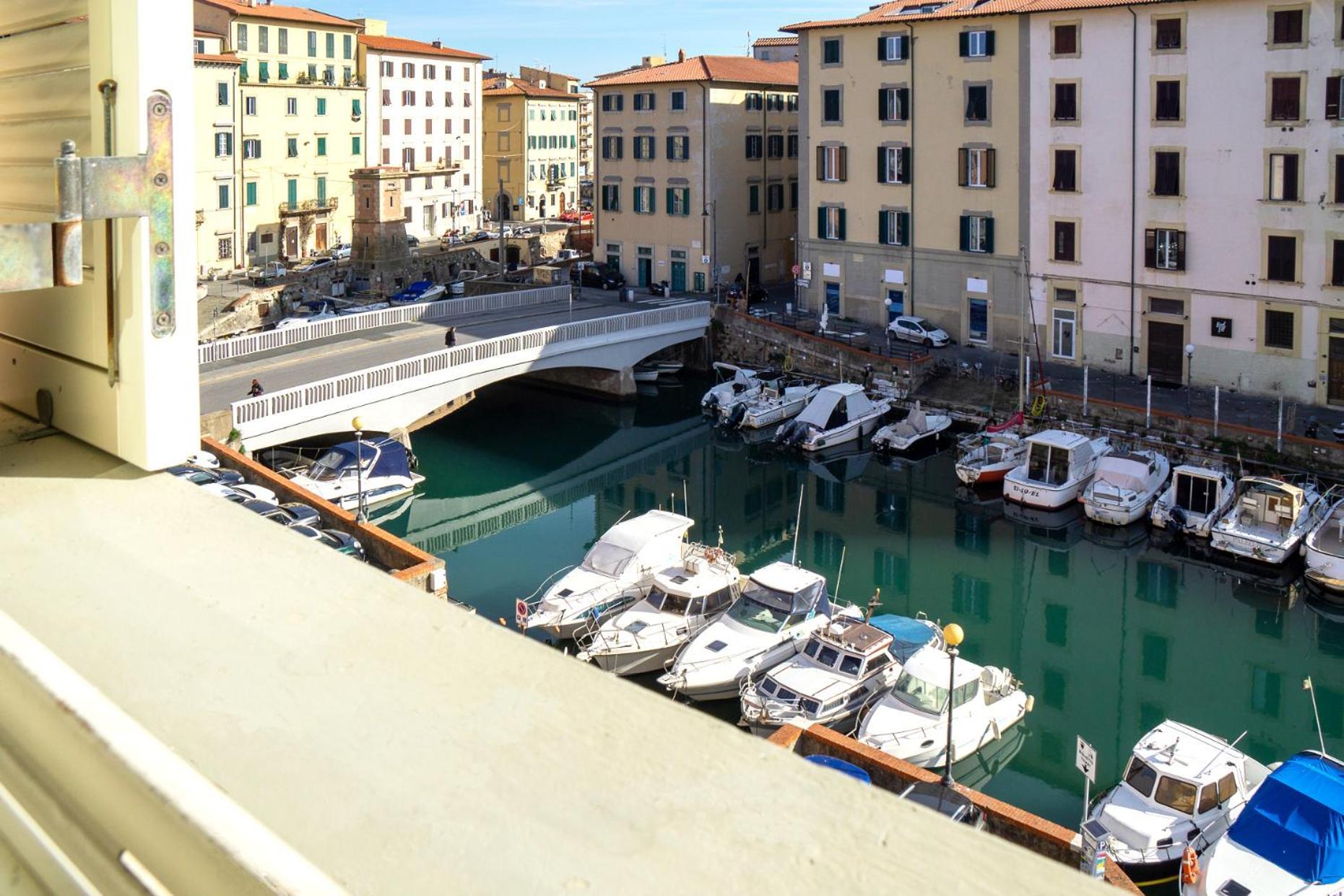Near The Port-Elegante Appartamento Con Vista Sui Canali Ливорно Экстерьер фото