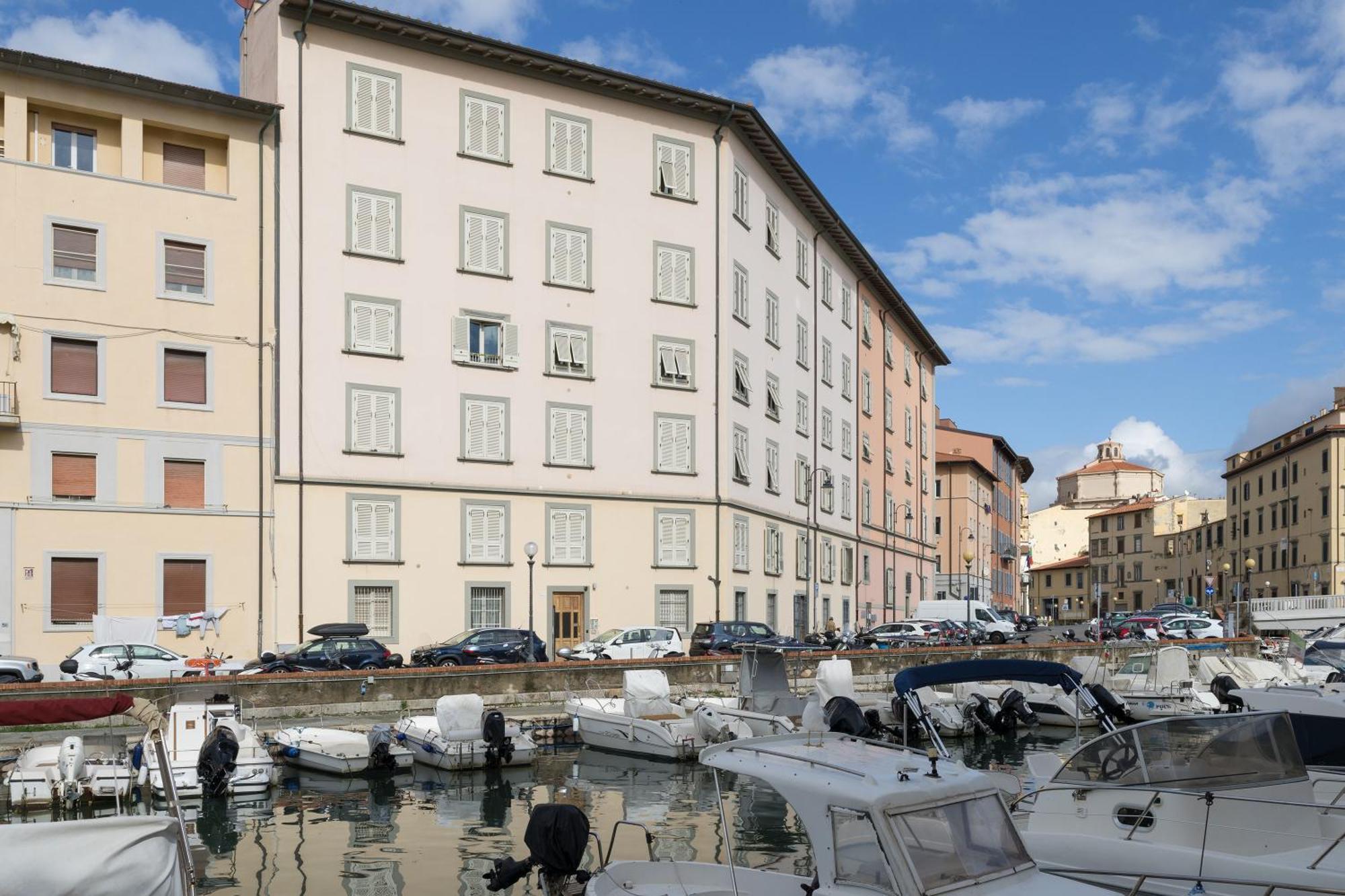 Near The Port-Elegante Appartamento Con Vista Sui Canali Ливорно Экстерьер фото