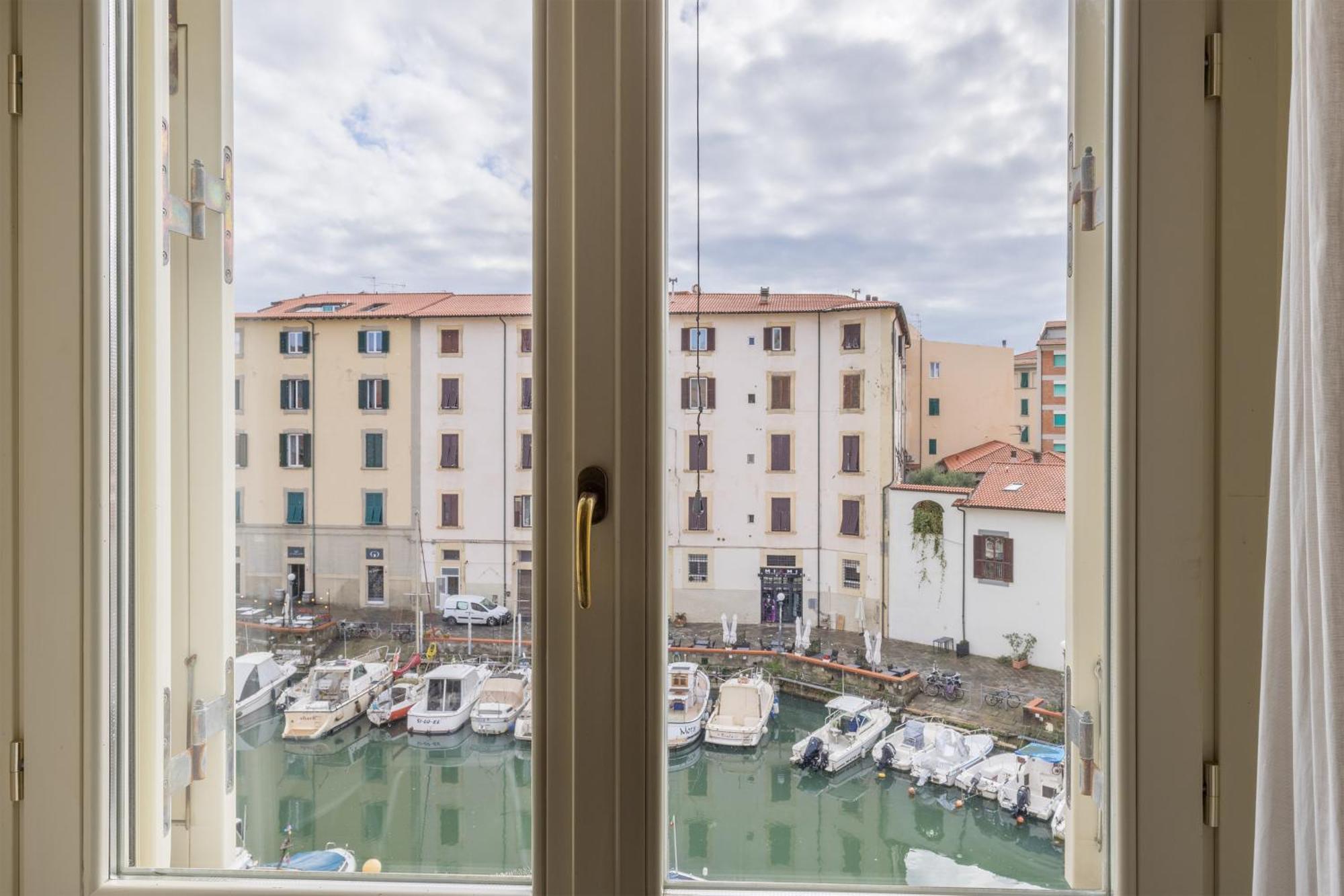 Near The Port-Elegante Appartamento Con Vista Sui Canali Ливорно Экстерьер фото